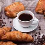 Café, pain au chocolat et croissant