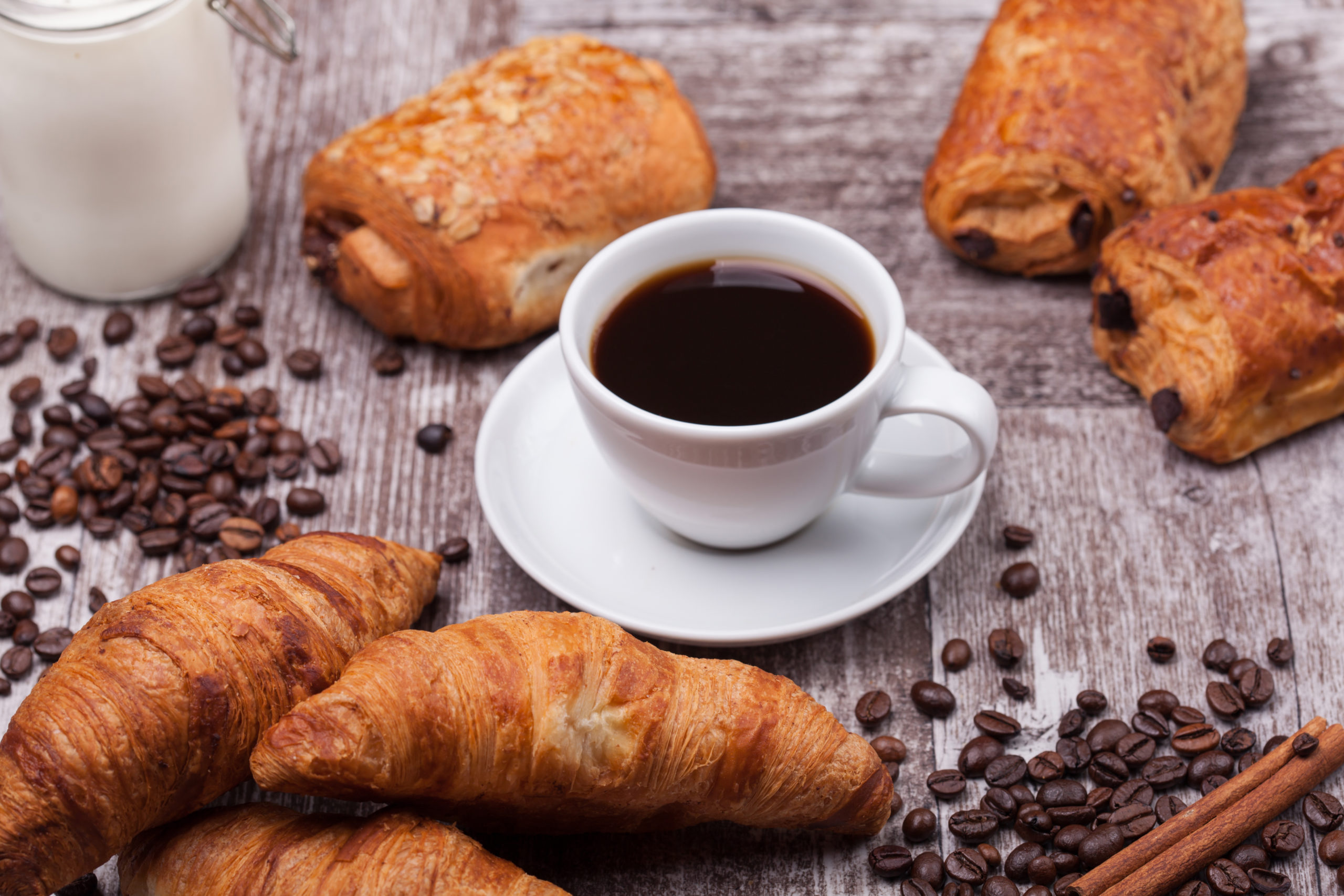 Café, pain au chocolat et croissant